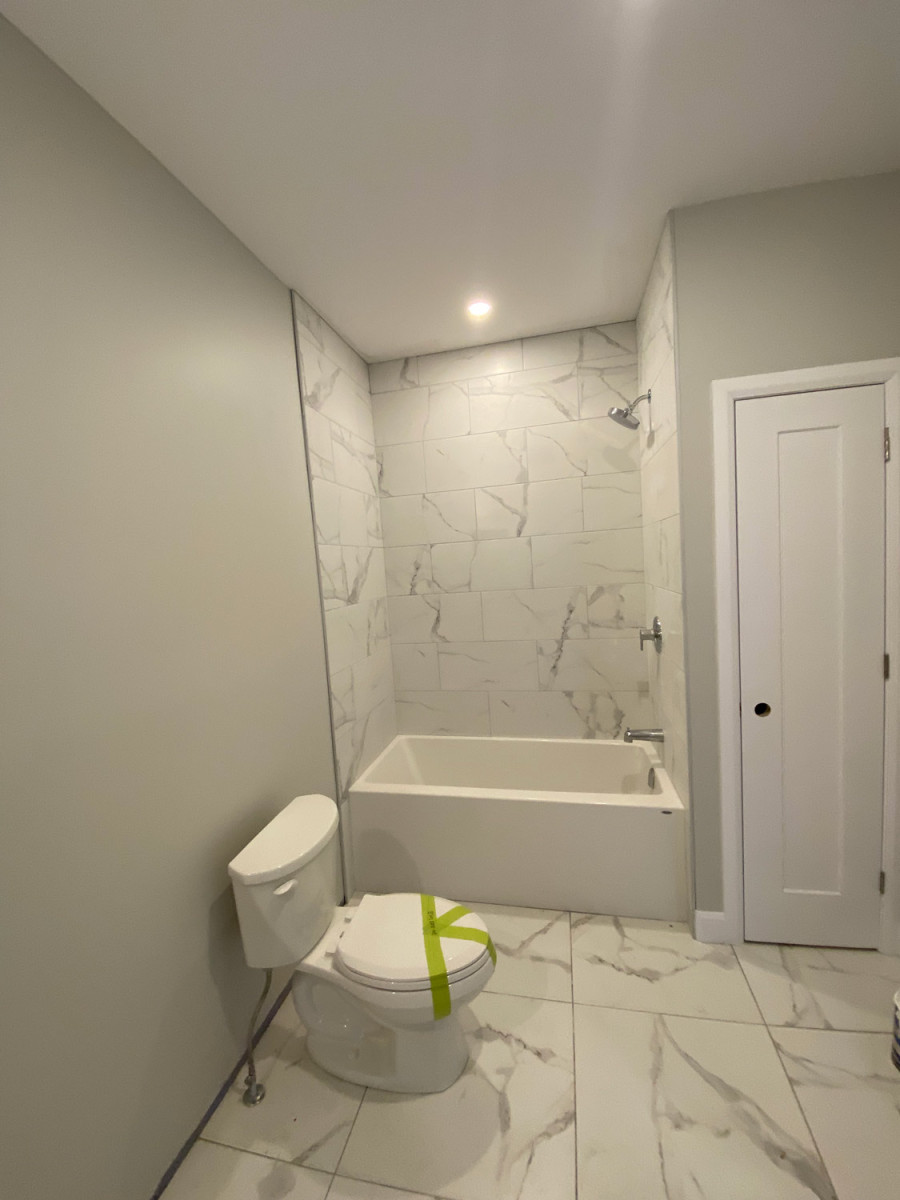 Bathroom with a dual shower system and modern lighting