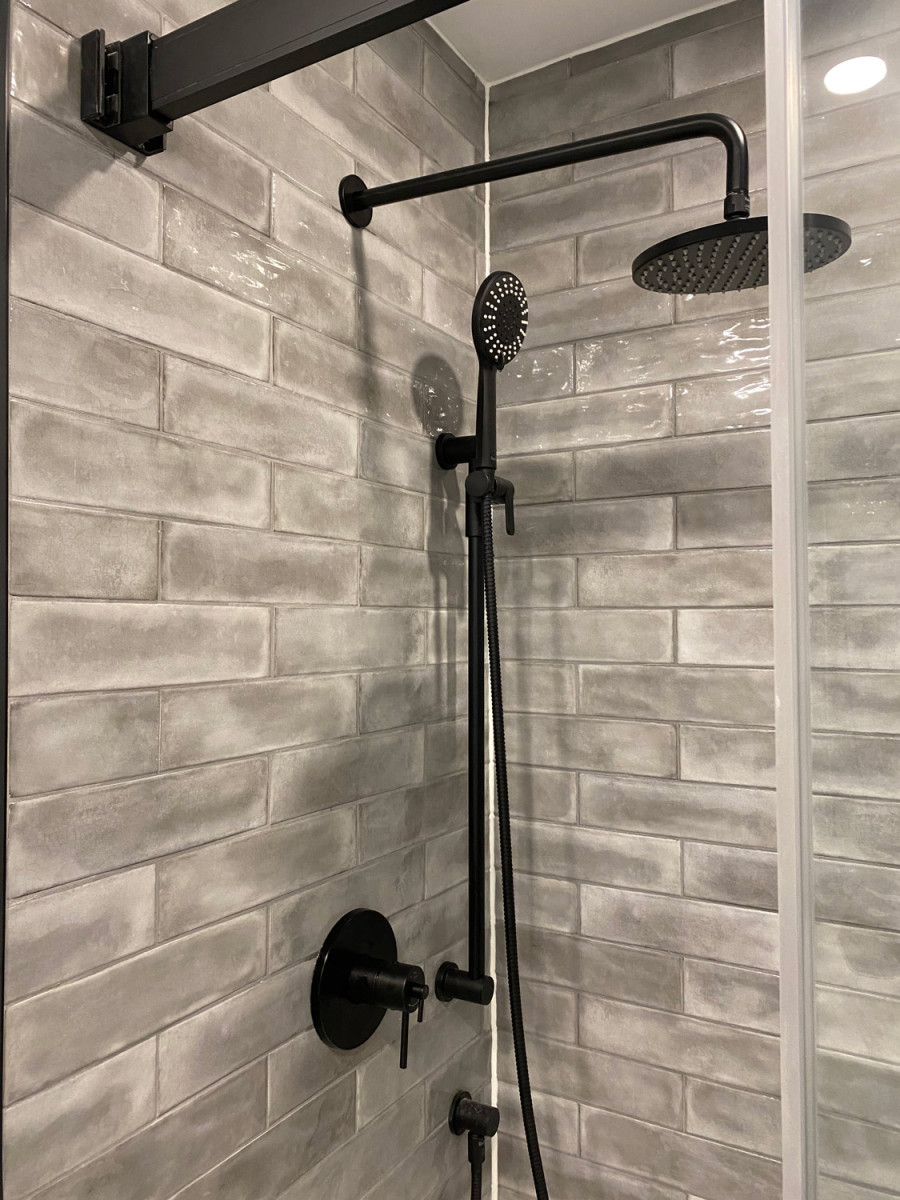 Bathroom with a dual shower system and modern lighting