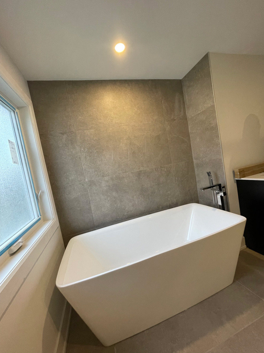 Luxurious white bathtub